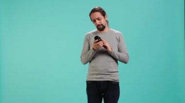 Ağrılı baş ağrısı çeken, hastalıkları tedavi etmek için aspirin alan, stüdyo geçmişinde izole edilmiş bir adam. Hasta insan ateşten dolayı acı çekiyor, ilaç tedavisi görüyor, kamera A