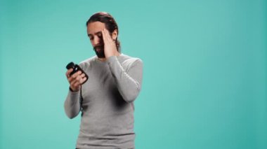 Ağrılı baş ağrısı çeken, hastalıkları tedavi etmek için aspirin alan, stüdyo geçmişinde izole edilmiş bir adam. Hasta insan ateşten dolayı acı çekiyor, ilaç tedavisi görüyor, kamera B