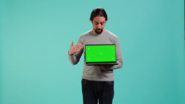 İzole edilmiş ekran bilgisayarı tutan işçilerin portresi, şirket için önemli işler yapan, stüdyo geçmişi olan. İş yerinde krom anahtar cihazı olan bir çalışan iş görevlerini çözüyor, kamera A