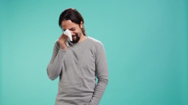 Stüdyonun arka planında izole edilmiş, üzüntülü ve sarsılmış, ağlayan bir adamın portresi. Ağlayan, mendille gözyaşlarını silen, rahatsız edici haberlerle nutku tutulmuş, kamera B