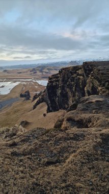 Kuzey bölgesindeki vadi boyunca uzanan devasa dağ sıraları, muhteşem Thingvellir ulusal parkındaki İzlanda kayalık arması. Dağlık kayaların oluşturduğu tepeler, İzlanda 'daki doğa..