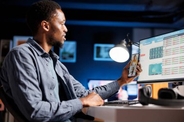 Mali danışman, mali istatistikleri kullanarak muhasebe işleri ve analizleri tartışan iki meslektaşını video bağlantısı üzerine eğitiyor. Muhasebeci konferansta ekonomik durumdan bahsediyor.