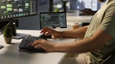Verilerden öğrenmek için algoritmalar geliştiren gülümseyen makine öğrenme altyapı mühendisinin portresi. Ofisteki neşeli adam büyük ölçekli öğrenme modelleri, kamera A 'yı kullanıyor.