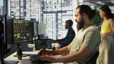 Verilerden öğrenmek için algoritmalar geliştiren gülümseyen makine öğrenme altyapı mühendisinin portresi. Ofisteki neşeli adam büyük ölçekli derin öğrenim modelleri, kamera B