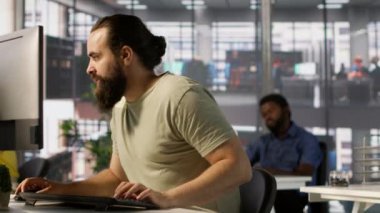 Makine öğrenme modelleri oluştururken bilgisayar arızası nedeniyle tüm ilerlemeleri kaybettikten sonra işteki kızgın programcı. Sinirli bilişim işçisi programlama sırasında masasını kırıyor, kamera A