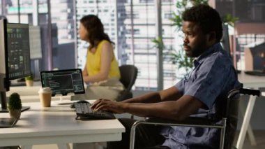 Makine öğrenme teknolojisiyle çalışan engelli bir yazılım teknisyeni. Tekerlekli sandalyedeki belden aşağısı felçli Afrikalı Amerikalı bilişim uzmanı verileri tahmin edilebilir modellere dönüştürüyor