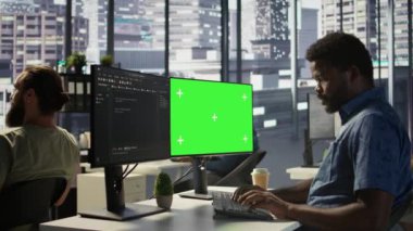 Programcı, makine öğrenme modellerini eğitmek için yeşil ekran bilgisayar kullanıyor, görüntüyü yakınlaştırıyor. IT uzmanı tarafından kullanılan modelleme bilgisayarının kapatılması ve şirket sistemlerinin korunması, kamera B