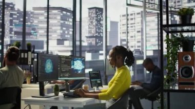 Bilgisayar bilimci AI şirket yazılımını test ediyor, makine öğrenme teknolojisindeki hataları tanımlıyor. Programlama dilinde yapay zeka kodu yazan Afro-Amerikan bilişim personeli, kamera B