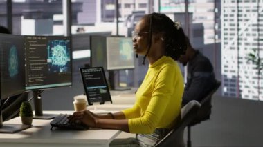 Bilgisayar bilimci AI şirket yazılımını test ediyor, makine öğrenme teknolojisindeki hataları tanımlıyor. Programlama dilinde yapay zeka kodu yazan Afro-Amerikan bilişim personeli, kamera A