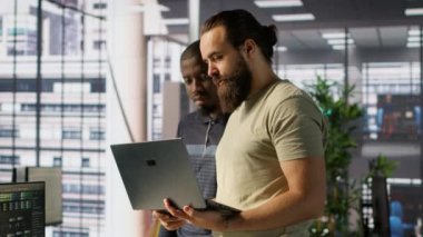 Programcı ve meslektaşı, makine öğrenme modellerini performans ve doğruluğa uygun hale getirmek için deneyler ve testler yapıyor. Bilgi işlem personeli karmaşık verileri analiz ediyor ve yorumluyor, kamera A