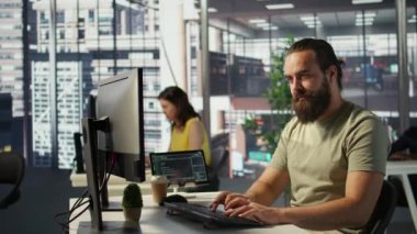 Çalışan PC monitörüne bakıyor, kahve içiyor, iş görüşleri bulmak ve projeyi bitirmek için gereken verileri kontrol ediyor. Bilgisayarda veri analiz eden, içecekten keyif alan adam, kamera B