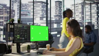 Verileri otomatik olarak işleyebilen makine öğrenme modelleri yaratmak için çoklu monitör yeşil ekran PC kullanan yönetici. Krom anahtar bilgisayar kullanan kadın programlama