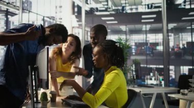 Ofisteki bilgisayar çalışanlarını kızdırmak, tartışmak, beyin fırtınası yapmak, bilgisayardaki kod satırlarına bakmak. Şirket çalışanlarından oluşan bir ekip çalışma alanında tartışıyor, birbirleriyle çelişiyorlar, kamera B