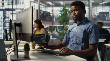 Veri bilimci karmaşık problemleri çözen makine öğrenme API 'leri geliştiriyor ve sürdürüyor. Dil işleme, kamera B gibi görevleri yerine getirebilecek öngörücü modeller yetiştiren adam