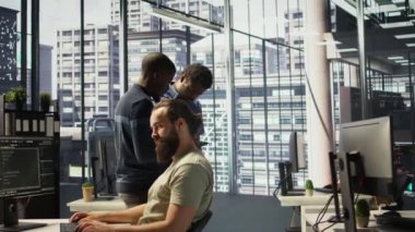 Teknisyen ve meslektaşı bulut hesaplama platformları eğitim makineleri öğrenme modelleri için cihaz kullanıyor. Ofisteki bilişim personeli şirket sistemlerini tablet, kamera B kullanarak izliyor