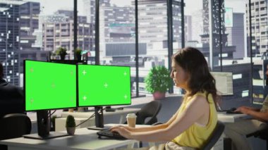 Geliştirici, karar verme süreçlerini otomatikleştiren makine öğrenme modelleri oluşturmak için çoklu monitör izole PC kullanır. Model bilgisayar kullanan kadın programlama, kamera B