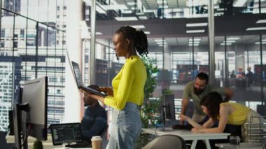 Sistem yöneticisi, otomatik karar verme süreçlerini işleyebilen ve analiz edebilen makine öğrenme modelleri yaratıyor. BT çalışanı ofiste program yapmak için dizüstü bilgisayar kullanıyor, kamera B