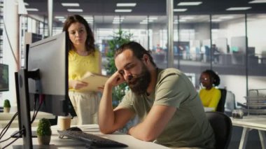 Yorgun müteahhit, AI makine öğrenme teknolojisini geliştirirken müdürün masasında uyuyakalmış. Denetmen yorgun uyuyan çalışanı uykusundan uyandırırken öngörü modelleri, kamera B