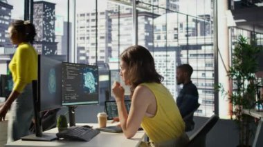 Ofisteki hacker şirket sırlarını çalmak için dizüstü bilgisayar kullanıyor, veri sızıntısı yapıyor, müdürden saklanıyor. Rakip firma tarafından casusluk, sunuculardan bilgi çıkarma, saklanmak için defter kapağı kapatma, kamera B