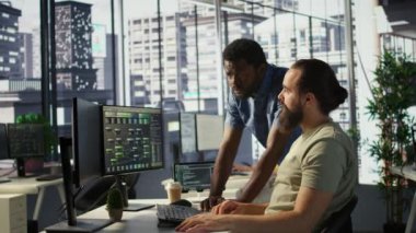 Şirket yazılımıyla ilgili teknik sorunları tanımlamak, hataları düzeltmek için kod incelemesi yaparken, programcı hatalarını düzelten bir yönetici. Ekip lideri bilişim personeli üyesini denetliyor kodu optimize ediyor, kamera B