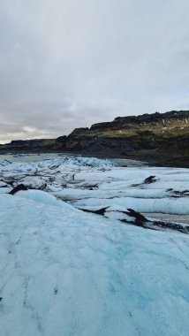 Elmas şekilli dev buz blokları İzlanda 'da Vatnajokull buzulları oluşturur. Kuzey bölgesinin buzlu manzarası. Doğal İzlanda buzdağlarını ve buz parçalarını çatlattı, küresel ısınma.