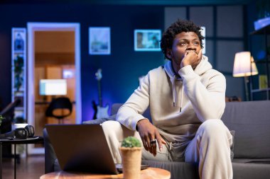 BIPOC uzaktan kumandalı çalışanı gece geç saatlerde evinde oturuyor, sorunları çok düşünüyor. Son teslim tarihinden önce iş projesini bitirmeye çabalayan kişi, çözümler bulmaya çalışıyor