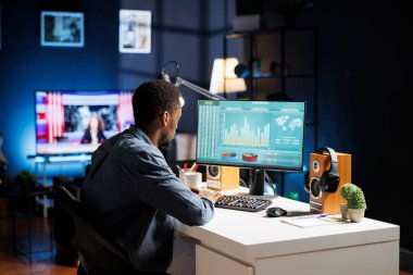 Ekonomik durumu internetten inceleyen finans uzmanı, yasal denge incelemesi için muhasebe işi yapıyor. Ekonomist danışman sermaye fonlarının gelirlerini hesaplar, evdeki yatırımları yönetir.