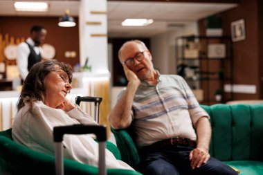 Tatillerinde, yorgun yaşlı gezginler dinlenme odasındaki rahat bir kanepede dinleniyorlar. Lüks otel resepsiyonunda, yaşlı bir adam ve bayan rahat bir kanepede güzel bir uyku çekerler..