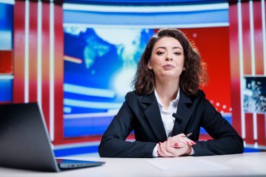 Haber odasında gazeteciler tarafından yayınlanan canlı haberler, son manşetleri kapsıyor ve dünya çapında ayrıntıları sağlıyor. Televizyon yayıncısı son yaşanan olayları ve reklamları değerlendirdi.