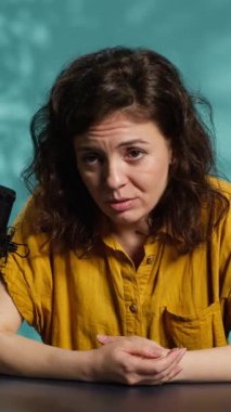 Dikey video Streamer, canlı yayında izleyicilerle konuştuktan sonra yorgun hissediyor. Yorgun medya yıldızı, saatlerce izleyiciler ve kamera A ile konuştuktan sonra uykulu hissediyor.