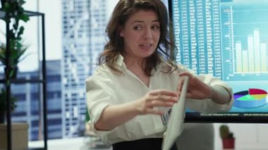 Proje geliştirme planlarını, büyük verileri ve bilinçli kararlar almak ve iş akışı verimliliğini artırmak için gelişmiş analizleri tartışan bir grup iş ortağı. Çok uluslu şirket. Kamera A.