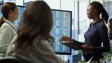 Personelle bir strateji toplantısı düzenleyen yönetim ekibi, dijital pazarlama eğilimleri, bütçe tahsisi ve hedeflere ulaşmak ve piyasa varlığını artırmak amacıyla izlemede ilerleme kaydedilmesine odaklanıyor. Kamera A.