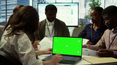 Yatırımcı grubu, potansiyel iş genişletme planlarını tartışmak üzere Chroma Key Screen ile bir toplantıda bir araya geldi. Başka bir yatırım ve şirket brifingi için raporları inceliyorum. Kamera B.
