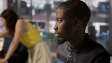 Sistem yöneticisi yazılım kalite güvencesi veriyor, tabletteki kaynak kodunu kontrol ediyor. Afrika kökenli bir Amerikan bilişim uzmanının cihaz üzerindeki kodları incelemesi, hataları düzeltmesi, kamera A