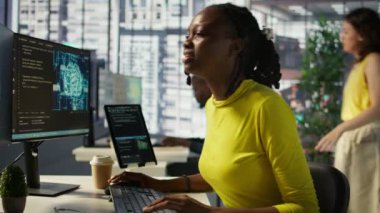 Yorgun Afrika kökenli Amerikalı programcı ofiste fazla çalışmaktan görme zorluğu çekiyor. İş yerindeki bir kadının gözlerini ovalamak için gözlük çıkarması, uzun süre bilgisayar ekranına bakması, kamera B