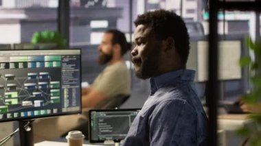 İş arkadaşının gelip başvuru sorunlarını çözmesine, veritabanları ve sunucu yapılandırmalarıyla ilgilenmesine yardım etmesini bekleyen bir programcı. Ekip liderinin yardımıyla şirket yazılımını optimize eden bilişim uzmanı.