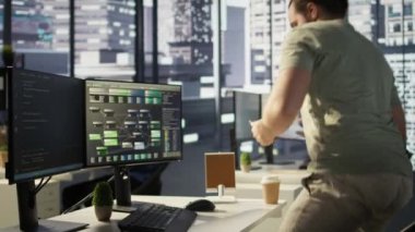 Programcı, API 'leri geliştirerek karmaşık problemleri çözüyor, tabletteki performansı kontrol ediyor. İnsan, kaynak yoğunluklu görevleri yerine getirebilecek öngörücü modeller eğitiyor, kamera B