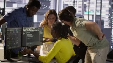 Bilgi işlem personeli tartışıyor, programları ve sistemleri test ederken ve uygularken farklı fikirlere sahip oluyorlar. Bir grup programcı kodları kontrol ederken ofiste kavga ediyor, anlaşmazlık yaşıyorlar, kamera A