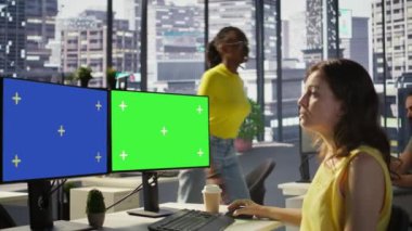 Çalışan verileri analiz etmek, muhasebe rakamlarını karşılaştırmak için çoklu monitör izole edilmiş bilgisayar kullanıyor. Takım projesi için görevleri çözmek için krom anahtar kullanan kadın, kamera B