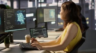 Yapay zeka geliştiren, API öğrenen, karmaşık problemleri çözen bir yönetici. Kadın Yapay Zeka öngörüsü modelleri, kaynak yoğunluklu görevler, kamera A