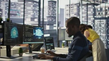 Programcı, otomatik karar verme süreçlerini, el kamerasıyla çekimleri analiz etmek için veri analiz edebilen yapay zeka öğrenme modelleri yaratıyor. Yapay zeka programlama yapan bilişim uzmanı, kamera B
