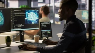 PC 'ye bakarak, karar verme süreçlerini geliştirmek için veri işleyebilen ve analiz edebilen yapay zeka öğrenme modelleri oluşturan yönetici. Yapay zeka teknolojisi kullanan adam programlama, kamera A