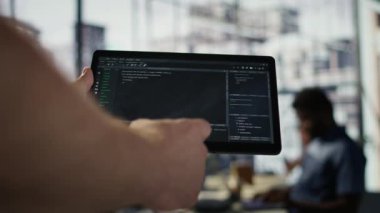 Yazılım mühendisi, makinelerin verilerden öğrenmesini sağlayan algoritmalar tasarlamak için tablet kullanıyor. Ofis eğitimini kapat ve büyük ölçekli öğrenme modellerini cihaz, kamera B 'ye yerleştir.