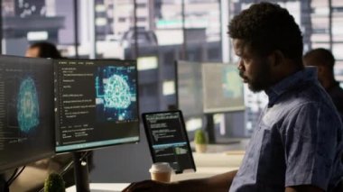 Verileri analiz edebilen yapay zeka öğrenme modelleri oluşturan programcının kaydettiği ilerlemeyi kontrol etmeye gelen bir yönetici. Ekip lideri, yapay zeka programlama yapan adam, kamera A