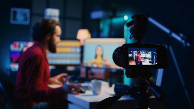 Yapım şirketinde çalışarak, günlük vlog yaparak bulanık arka planda fotoğraf editörü olan içerik oluşturma teçhizatına odaklan. Kamera kaydını kapat. Seyirciye fotoğraf çekmeyi öğret.