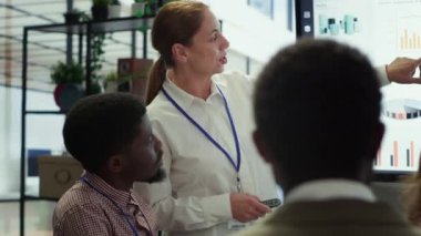 Yönetim kurulu üyeleri, gelecekteki büyüme planlarını belirlemek ve çok uluslu şirketin genişleme hedeflerini güvence altına almak için konferans odasında toplanıyorlar. Bilinçli kararlar almak için büyük veri içgörüsü. Kamera A.