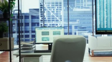 Finansal verileri gösteren bir bilgisayarla boş yönetim kurulu kurulumu, başarılı bir iş projesi için etkili bir iletişim ve strateji geliştirmesini kolaylaştırır. Performans hedefleri.