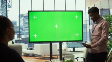 Çeşitli iş ortakları yönetim kurulu toplantısı sırasında krom anahtar ekranı inceleyerek akıllı teknolojiden yararlanıyor. Atılgan personeli etkili iş stratejileri geliştirir. Kamera B.