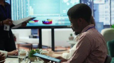 Proje yönetimi görevlerinde işbirliği yapan çeşitli çalışma ekipleri, kaynak tahsisini optimize etmek ve girişim hedeflerini güvence altına almak için akıllı teknolojilerden ve detaylı analizlerden faydalanmaktadır. Kamera A.