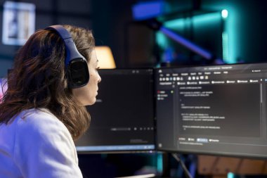 Mühendis, devre dışı kalmaktan ve beklenmedik sistem arızalarından dolayı podcastlardan ve şirket şebekesinden keyif alıyor. Bilgi işlem uzmanı, veri güvenliğini artırırken ses kayıtlarını dinlemek için kulaklık takıyor.